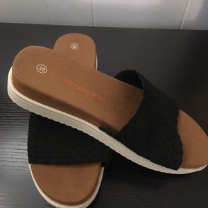 Bernie Mev  Capri Slides 7.5 / 38